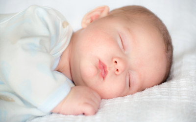 V prvih mesecih lahko z malimi koraki naredite zelo veliko za soustvarjanje spalnih asociacij in ustreznih spalnih navad, ki vas bodo vodile do bolj naspanih noči.